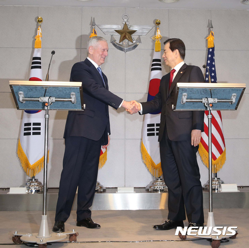 【서울=뉴시스】사진공동취재단 = 한민구 국방부 장관(오른쪽)과 제임스 매티스 미 국방장관이 3일 오전 서울 용산 국방부 전시실에서 한미국방장관회담 전 모두발언을 마치고 악수하고 있다. 2017.02.03.  photo@newsis.com