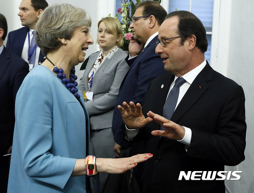 【발레타=AP/뉴시스】테리사 메이 영국 총리(왼쪽)와 프랑수아 올랑드 프랑스 대통령이 3일(현지시간) 몰타 발레타에서 열린 유럽연합(EU) 정상회의에서 대화하고 있다. 2017.3.6. 