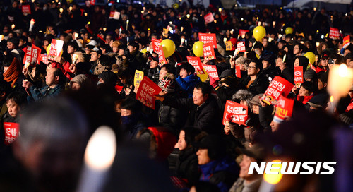 【서울=뉴시스】추상철 기자 = 박근혜 대통령 퇴진을 위한 촛불집회 100일을 하루 앞둔 4일 오후 서울 종로구 광화문광장에서 참가자가 박 대통령 퇴진을 촉구하고 있다. 2017.02.04.  scchoo@newsis.com