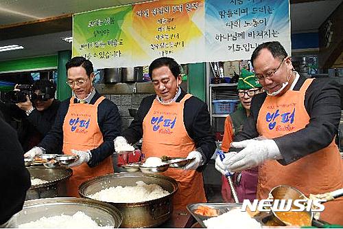 (왼쪽부터) 전철수 의원, 양준욱 의장, 김인호 의원 