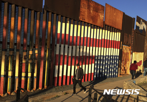 【티후아나=AP/뉴시스】멕시코의 미국과의 국경도시 티후아나의 국경 울타리에 그려진 설치미술 작품 