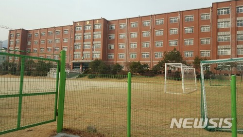 【의정부=뉴시스】배성윤 기자 = 경기도 의정부지역 사립학교인 상우고등학교에서 지난 7일 전 신모 교장이 행정실장을 폭행해, 전치 4주의 상해를 입히는 초유의 사태가 발생했다.   특히, 폭력 과정에서 흉기까지 사용한 것으로 전해진데다, 폭행의 당사자로 지목된 전 신 모 교장은 피해를 입은 행정실장의 친오빠이고, 폭행 사건이 발생한 현장에는 부모이자 전·현직 학교법인 이사장 부부와 이모인 현직 교장 등 일가족이 함께 있었던 것으로 확인되면서 충격을 주고 있다. 사진은 8일 오전 상우고등학교 전경. 2017.02.08.  shinybae@newsis.com 