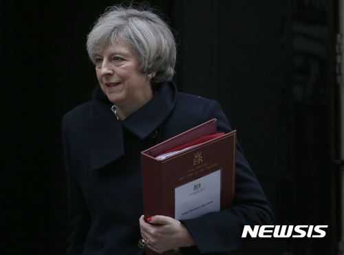 【런던=AP/뉴시스】테리사 메이 영국 총리가 8일(현지시간) 의회에서 열리는 총리질의응답을 위해 런던에 있는 총리실울 나오고 있다. 이날 영국의 유럽연합(EU) 탈퇴(브렉시트) 발동 법안이 압도적 찬성으로 하원을 통과했다. 
