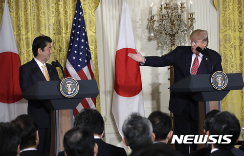 【워싱턴=AP/뉴시스】도널드 트럼프 미국 대통령과 아베 신조 일본 총리가 10일(현지시간) 백악관 이스트룸에서 공동 기자회견을 하고 있다. 2017.02.11