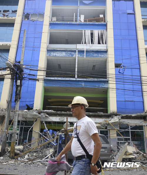 【수리가오(필리핀)=AP/뉴시스】박영환 기자= 10일(현지시간) 필리핀 남부 수리가오에서 규모 6.5의 강진이 발생했다. 한 남성이 지진 피해를 입은 한 건물을 지나가고 있다. 2017.02.11   