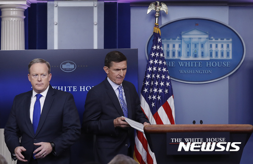 【워싱턴 = AP/뉴시스】 = 지난 2월 1일 백악관 기자브리핑을 하려고 연단에 오르려는 션 스파이서 대변인 앞에  갑자기 등장한 마이클 플린 국가안보보좌관.    