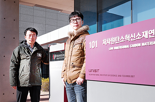 【대전=뉴시스】IBS 다차원 탄소재료 연구단 펑 딩(Feng Ding) 그룹리더(사진 왼쪽) 샤오 왕 연구위원(오른쪽).