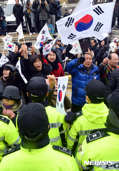 【서울=뉴시스】최동준 기자 = 이재용 삼성전자 부회장의 영장실질심사가 열린 16일 오전 서울 서초동 서울중앙지방법원 입구 앞에서 시민단체 회원들이 이 부회장 구속 반대를 외치고 있다. 2017.02.16.  photocdj@newsis.com