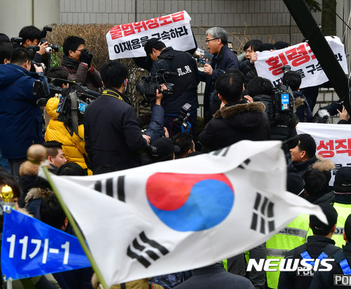 【서울=뉴시스】최동준 기자 = 이재용 삼성전자 부회장의 영장실질심사가 열린 16일 오전 서울 서초동 서울중앙지방법원 입구 앞에서 시민단체 회원들이 각각 이 부회장 구속 찬성과 반대(사진 아래)를 외치고 있다. 2017.02.16.  photocdj@newsis.com