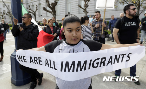 【샌프란시스코=AP/뉴시스】미국 캘리포니아주 샌프란시스코에서 16일(현지시간) 이주민 근로자들이 '이민자없는 날' 시위행진을 벌이고 있다. 전국 주요 지역에서 이주민 근로자들이 도널드 트럼프의 반이민 행정명령에 항의하기 위해 이날 하루 동맹 파업하고 시위에 참여했다. 2017.02.17