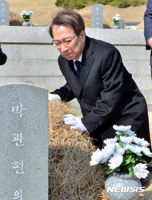 【광주=뉴시스】류형근 기자 = 정운찬 동반성장연구소 이사장이 17일 오후 광주 북구 운정동 국립5·18민주묘지에서 박관현 열사의 묘소를 둘러보고 있다. 2017.02.17.  hgryu77@newsis.com