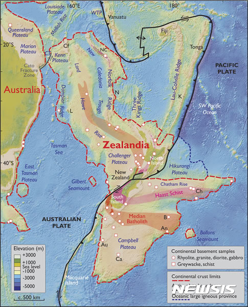 【서울=뉴시스】 뉴질랜드 지질핵과학연구소(GNS) 소속 연구팀이 미국지질학회(GSA)에서 발행하는 GSA투데이를 통해 "뉴질랜드와 뉴칼레도니아가 섬이 아니라 바다 밑에 잠긴 대륙 질랜디아(Zealandia)의 일부"라는 연구결과를 발표했다. 연구에 따르면 질랜디아는 전체 면적의 94%가 바다에 잠겨 있는 490km2의 지구에서 가장 작은 대륙이다. 연구팀은 "가장 나이가 어리고, 얇고, 대부분이 잠겨 있는 대륙"이라고 소개했다. 이들은 다른 해저 지각보다 높은 고도, 화성암·변성암·퇴적암의 존재, 주변 해저 지각보다 두꺼운 두께와 낮은 밀도, 넓은 크기 등을 근거로 질랜디아가 대륙이라고 주장했다. <사진: GSA투데이> 2017.02.17