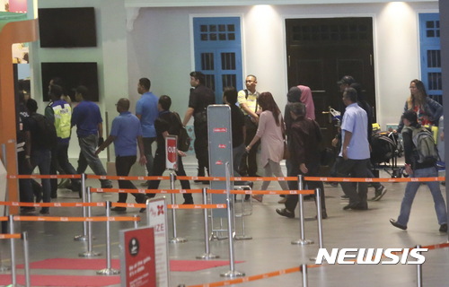 【쿠알라룸푸르=AP/뉴시스】17일(현지시간) 말레이시아 당국은 쿠알라룸푸르 국제공항 제2청사에서 북한 김정은 이복형인 김정남 살해 사건 현장검증을 진행하는 가운데 2명의 여성용의자와 요원들이 현장을 향해 걸어가고 있다. 2017.02.18 