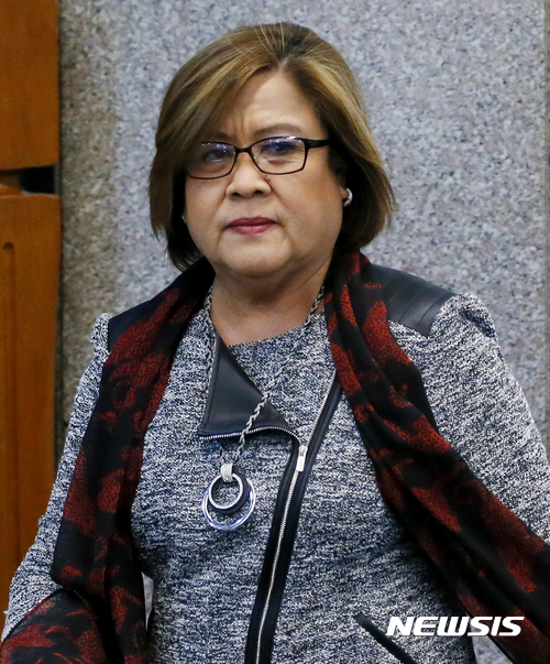 【마닐라=AP/뉴시스】필리핀의 레일라 드 리마 상원의원이 16일 의사당 안 자리로 들어가고 있다. 17일 두테르테 정부 법무장관은 전 정부 법무장관을 지내며 두테르테를 비난해온 리마 의원을 마약범 뇌물수수 혐의로 기소했다. 2017. 2. 17.    