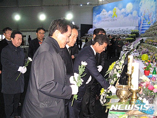 【안산=뉴시스】이종일 기자 = 국민의당 대권 주자인 천정배 전 공동대표, 손학규 전 대표가 당원들과 19일 경기 안산시 화랑유원지 세월호 정부합동분향소를 찾아 재단에 헌화하며 희생자들을 추모하고 있다. 2017.02.19.  lji22356@newsis.com