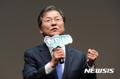 【안산=뉴시스】신태현 기자 = 19일 오후 경기 안산시 단원구 안산문화예술의전당에서 열린 국민의당 경기도당 ‘10만 전사 출정식’에서 천정배 국민의당 전 대표가 대선주자와의 대화 ‘내가 왜 대통령이 되어야 하는가?’에 참석하고 있다.  현재 국민의당 경기도당 당원은 2만1000여 명이며, 국민의당은 출정식을 계기로 당원 1인당 5명의 당원을 배가시켜 10만 당원을 확보할 계획이다. 2017.02.19.  holjjak@newsis.com