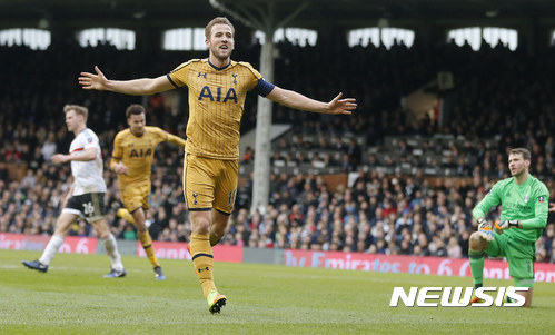 Tottenham Hotspur's Harry Kane celebrates after scoring his side's third goal during the English FA Cup soccer match between Fulham and Tottenham Hotspur at Craven Cottage stadium in London, Sunday, Feb. 19, 2017.(AP Photo/Frank Augstein)