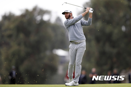 Dustin Johnson hits his approach shot from the fairway on the 18th hole during the third round of the Genesis Open golf tournament at Riviera Country Club, Sunday, Feb. 19, 2017, in the Pacific Palisades area of Los Angeles. (AP Photo/Ryan Kang)