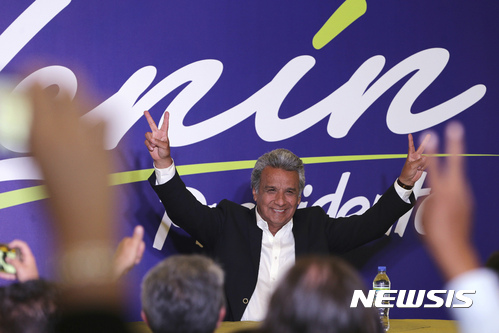 【키토=AP/뉴시스】에콰도르 대선에서 여당인 국가연합당을 대표하는 레닌 모레노(63) 후보가 19일(현지시간) 에콰도르 키토에서 개표 결과를 기다리며 지지자들에게 인사하고 있다. 현재 개표가 83.7% 진행된 가운데 모레노 후보가 38.96%의 득표율로 1위를 달리고 있다. 2017.02.20 