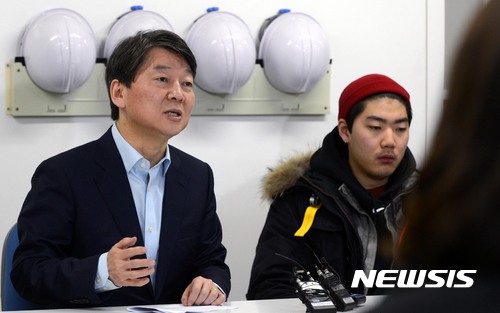 【서울=뉴시스】홍효식 기자 = 20일 오후 서울 중랑구 성아빌딩 한국건설기초안전보건교육장에서 국민의당 안철수 전 대표가 청년들과 일자리 고충 관련 간담회를 하고 있다. 2017.02.20.  yesphoto@newsis.com