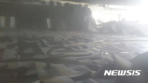 20일 인천 학생수영장 천장 붕괴 모습(사진 독자 제공)