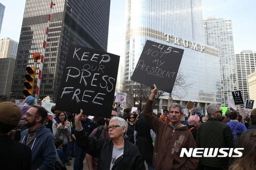 【AP/뉴시스】 = 20일 대통령의 날을 맞아 시카고의 시위대가 "언론자유 보장하라" "나의 대통령 아냐"등 손팻말을 들고 거리행진을 하고 있다.  