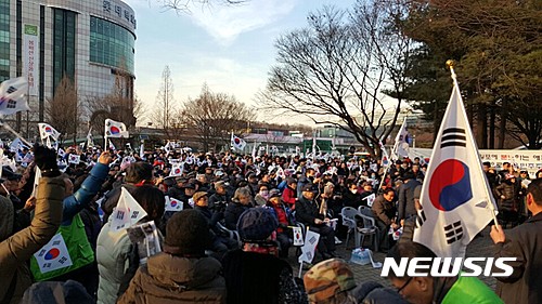 【고양=뉴시스】이경환 기자 = 21일 오후 5시께 경기 고양시 일산동구 미관광장에서 '새로운 한국을 위한 국민운동’이 태극기 집회를 열고 있다. 이날 현장에는 김문수 전 경기도지사와 서경석 목사 등 500여명이 참석했다. 2017.02.21.  lkh@newsis.com 