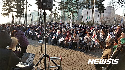 【고양=뉴시스】이경환 기자 = 21일 오후 5시께 경기 고양시 일산동구 미관광장에서 '새로운 한국을 위한 국민운동’이 태극기 집회를 열고 있다. 이날 현장에는 김문수 자유한국당 비대위원과 서경석 목사 등 500여명이 참석했다. 2017.02.21.  lkh@newsis.com