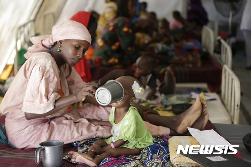 【AP/뉴시스】 = 지난해 국경없는 의사회가 운영하는 나이지리아 마이두구리 국경지대의 급식소를 찾은 나이지리아의 유아가 긴급 구호식을 먹고 있다. 유니세프는 현재 남수단을 비롯한 4개국에서 140만명의 아이들이 죽음직전에 놓여있다고 발표했으며 유엔은 44억달러의 긴급구호자금이 필요하다고 호소하고 있다.    