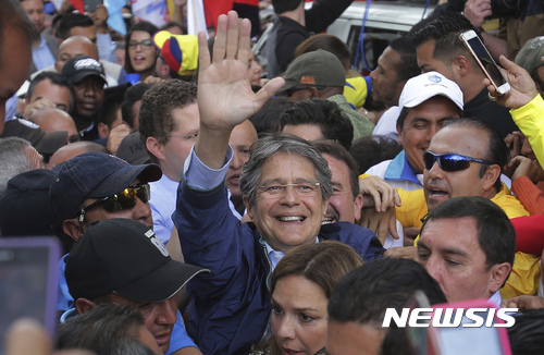 【키토=AP/뉴시스】21일(현지시간) 에콰도르 키토 선거관리위원회 건물 앞에서 야권인 CREO의 기예르모 라소(61) 후보가 지지자들에게 인사하고 있다. 에콰도르 대선은 결선투표가 유력하다. 2017.02.22  