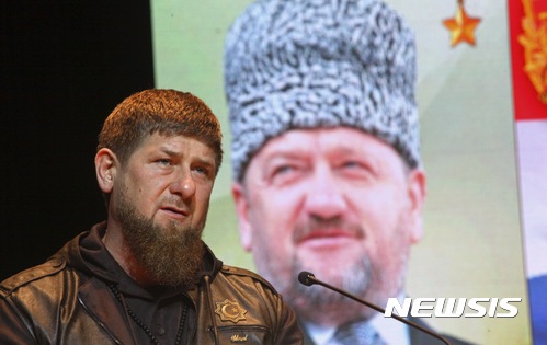 【그로즈니=AP뉴시스】러시아 체첸 공화국의 람잔 카디로프 대통령이 2월 22일(현지시간) 그로즈니에서 '조국 수호자의 날' 행사에 참가해 연설하고 있다. 2017.4.3.