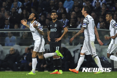 Juventus' Dani Alves, left, celebrates after scoring his side's second goal during the Champions League round of 16, first leg, soccer match between FC Porto and Juventus at the Dragao stadium in Porto, Portugal, Wednesday, Feb. 22, 2017. (AP Photo/Paulo Duarte)