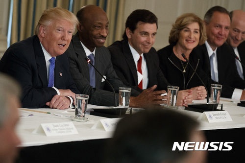 【워싱턴=AP/뉴시스】도널드 트럼프 미국 대통령(맨 왼쪽)이 23일(현지시간) 백악관에서 제조기업 최고경영자(CEO)들과 회의를 진행하고 있다. 2017.2.24. 