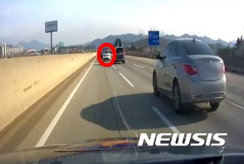 【부산=뉴시스】하경민 기자 = 부산경찰청 고속도로순찰대는 24일 고속도로에서 속도를 위반한 채 난폭운전을 한 A(42)씨를 도로교통법 위반 혐의로 불구속 입건했다고 밝혔다.  사진은 3차로를 달리던 차량이 1차로로 갑자기 진로를 변경하는 모습. 2017.02.24. (사진=부산경찰청 제공)  yulnetphoto@newsis.com