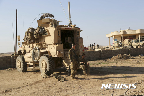 【모술=AP/뉴시스】이라크 모술 남부의 군 기지에서 23일 미군 병사가 장갑 차량 밖에 서 있다. 이라크군의 모술 서부 진격이 빨라지면서 미군 등 연합군도 신속하게 움직이고 있다. 2017. 2. 24.  