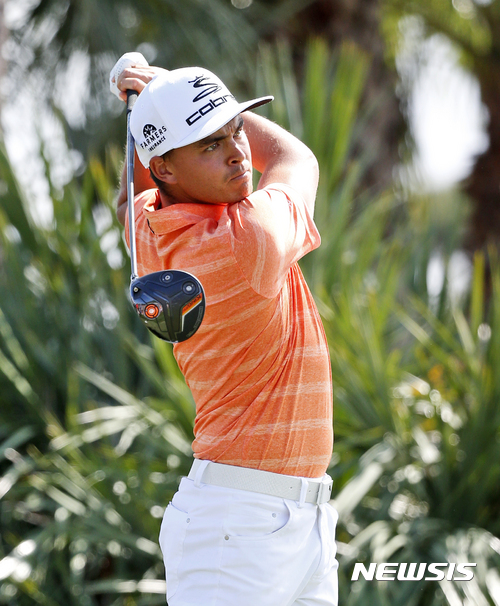 Rickie Fowler tees off on the second tee during the final round of the Honda Classic golf tournament, Sunday, Feb. 26, 2017, in Palm Beach Gardens, Fla. (AP Photo/Wilfredo Lee)