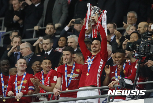 United's Zlatan Ibrahimovic lifted the trophy after they won the English League Cup final soccer match between Manchester United and Southampton FC at Wembley stadium in London, Sunday, Feb. 26, 2017. (AP Photo/Kirsty Wigglesworth)