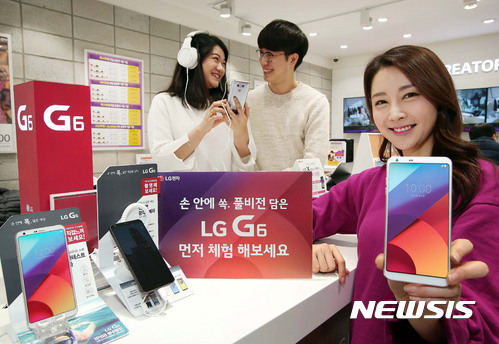 【서울=뉴시스】LG전자는 전국 이동통신 3사 대리점을 비롯해 LG 베스트샵, 하이마트, 전자랜드 등 대형 전자제품 판매점 매장에 'LG G6' 체험존을 설치한다고 27일 밝혔다.  LG G6는 18:9 비율의 5.7인치 ‘풀비전’ 대화면을 탑재, 광각 카메라와 쿼드 DAC 등 다양한 편의기능과 일체형 디자인이 적용됐다. 2017.02.27. (사진=LG전자 제공)  photo@newsis.com