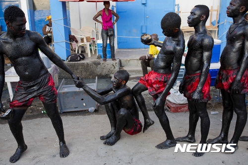 【AP/뉴시스】 = 지난 달 28일 벌어진 아이티 레 카예의 축제에 참가한 원주민들. 아이티 남부 해안의 오지 코트 데 페르에 국제구호단체의 새 자선병원이 세워져 의료혜택을 못받던 주민 5만여명이 진료를 받을 수 있게 되었다. 