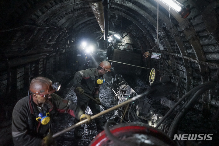 [크라스노돈(우크라이나)=AP/뉴시스]지난 2015년 8월 우크라이나 동부 크라스노돈의 석탄 광산에서 광부들이 석탄을 채굴하고 있는 모습이다. 2015.08.06. *재판매 및 DB 금지. 
