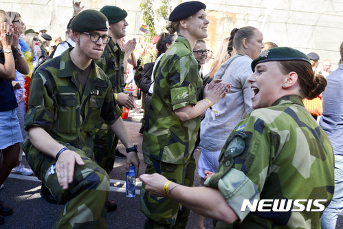 【스톡홀름=AP/뉴시스】스웨덴 정부는 2일(현지시간) 군의 전투태세를 갖추기 위해 남녀 모두를 대상으로 한 징병제 재도입 계획을 발표했다. 스웨덴 군인들이 지난 2015년 8월1일 스톡홀름에서 열린 동성애자 퍼레이드에 참석한 모습. 2017.03.03 