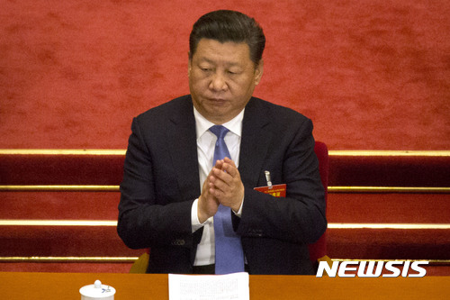 【베이징=AP/뉴시스】시진핑 중국 국가주석이 5일 베이징 인민대회당에서 개막한 전국인민대표대회에 참석해 박수치고 있다. 2017.03.05  