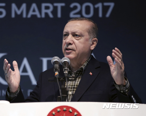 【이스탄불=AP/뉴시스】레제프 타이이프 에르도안 터키 대통령이 5일(현지시간) 이스탄불에서 열린 여성과 민주주의 대한 행사에서 연설하고 있다. 그는 이날 터키와 독일 간 갈등이 심화하는 가운데 독일 시정부의 터키 장관 연설 집회 불허를 “독일 정부의 나치 관행”이라고 비난했다. 2017.03.06  