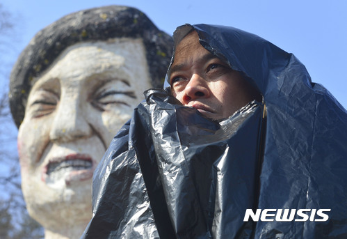 【서울=뉴시스】최동준 기자 = 7일 서울 서초구 국가정보원 앞에서 박근혜 퇴진과 시민정부 구성을 위한 예술행동위원회 등 시민단체 주최로 열린 블랙리스트 작성 국가정보원 고발 기자회견에서 한 참가자가 블랙리스트 규탄 퍼포먼스를 하고 있다. 이들은 국정원이 블랙리스트 작성에 개입했다고 주장하며 이번 사태에 대한 진실 규명을 촉구했다. 2017.03.07.  photocdj@newsis.com