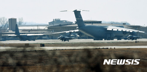 【평택=뉴시스】이정선 기자 = 미군 오산공군기지 활주로에 C-17 수송기가 주기돼 있다. 2017.03.07. ppljs@newsis.com