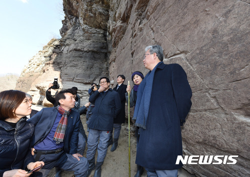 【울산=뉴시스】배병수 기자 = 9일 국회 교육문화체육관광위원회 소속 의원들은 울산시 울주군 국보 285호 반구대암각화를 방문해 울산시로부터 암각화 보존 대책 추진 상황에 대해 설명을 듣고 암각화를 둘러보고 있다. 2017.03.09.  bbs@newsis.com 