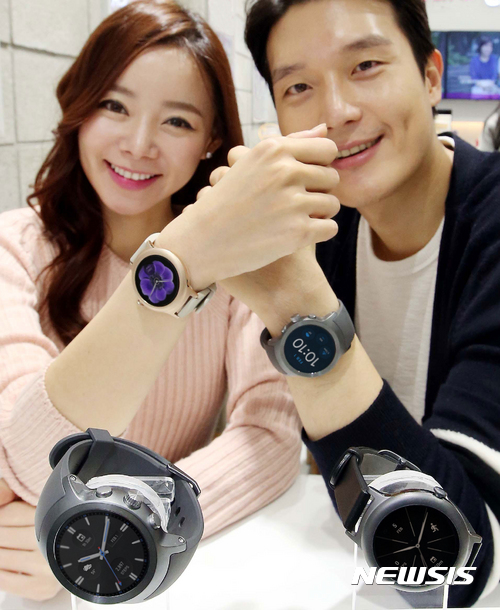 【서울=뉴시스】LG전자가 차세대 스마트워치 ‘LG 워치 스포츠(LG Watch Sport LTE)’와 ‘LG 워치 스타일(LG Watch Style)’을 오는 11일 국내 출시한다고 10일 밝혔다.  출고가는 'LG워치 스포츠' 451,000원, 'LG워치 스타일' 티탄 319,000원, 로즈골드 339,000원. LG전자 모델들이 새 스마트워치 2종을 소개하고 있다. 2017.03.10. (사진=LG전자 제공)   photo@newsis.com