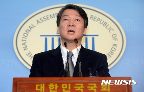 【서울=뉴시스】홍효식 기자 = 박근혜 전 대통령의 탄핵이 인용된 10일 오후 서울 여의도 국회 정론관에서 국민의당 안철수 전 대표가 기자회견을 하고 있다. 2017.03.10.  yesphoto@newsis.com