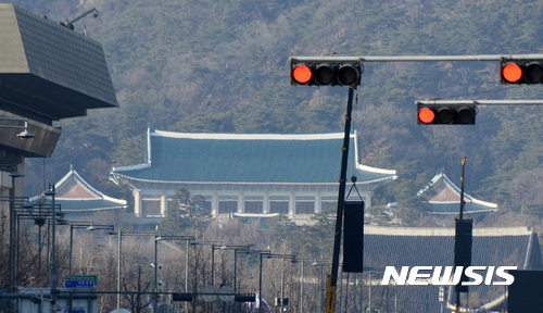 【서울=뉴시스】김진아 기자 = 헌법재판소가 박근혜 전 대통령의 탄핵을 인용 결정한 10일 오후 서울 태평로에서 바라본 청와대 앞 신호등에 빨간불이 켜져있다. 2017.03.10.  bluesoda@newsis.com 