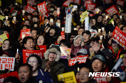 【서울=뉴시스】김진아 기자 = 헌법재판소가 박근혜 전 대통령의 탄핵 '인용' 선고를 내린 10일 오후 서울 광화문광장에서 ‘촛불 승리, 탄핵 축하’ 촛불문화제가 열리고 있다. 2017.03.10. bluesoda@newsis.com